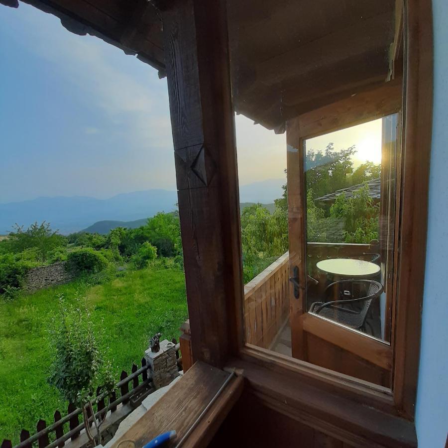 Семеен Хотел Скендерова Къща Lešten Exteriér fotografie