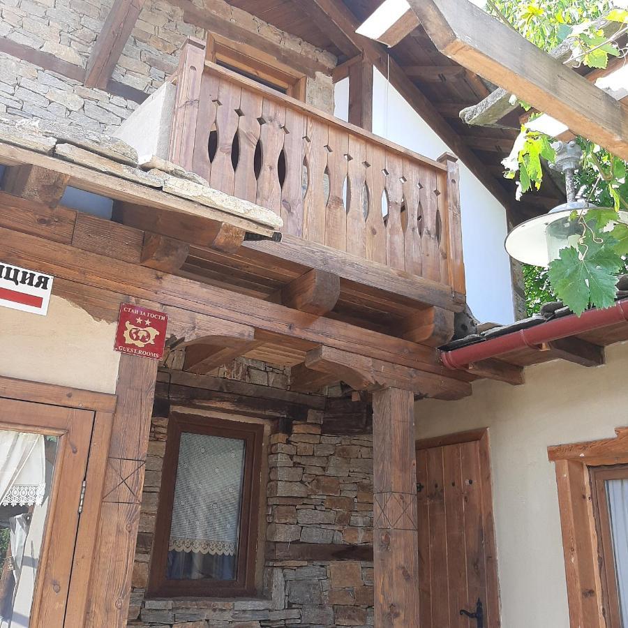 Семеен Хотел Скендерова Къща Lešten Exteriér fotografie