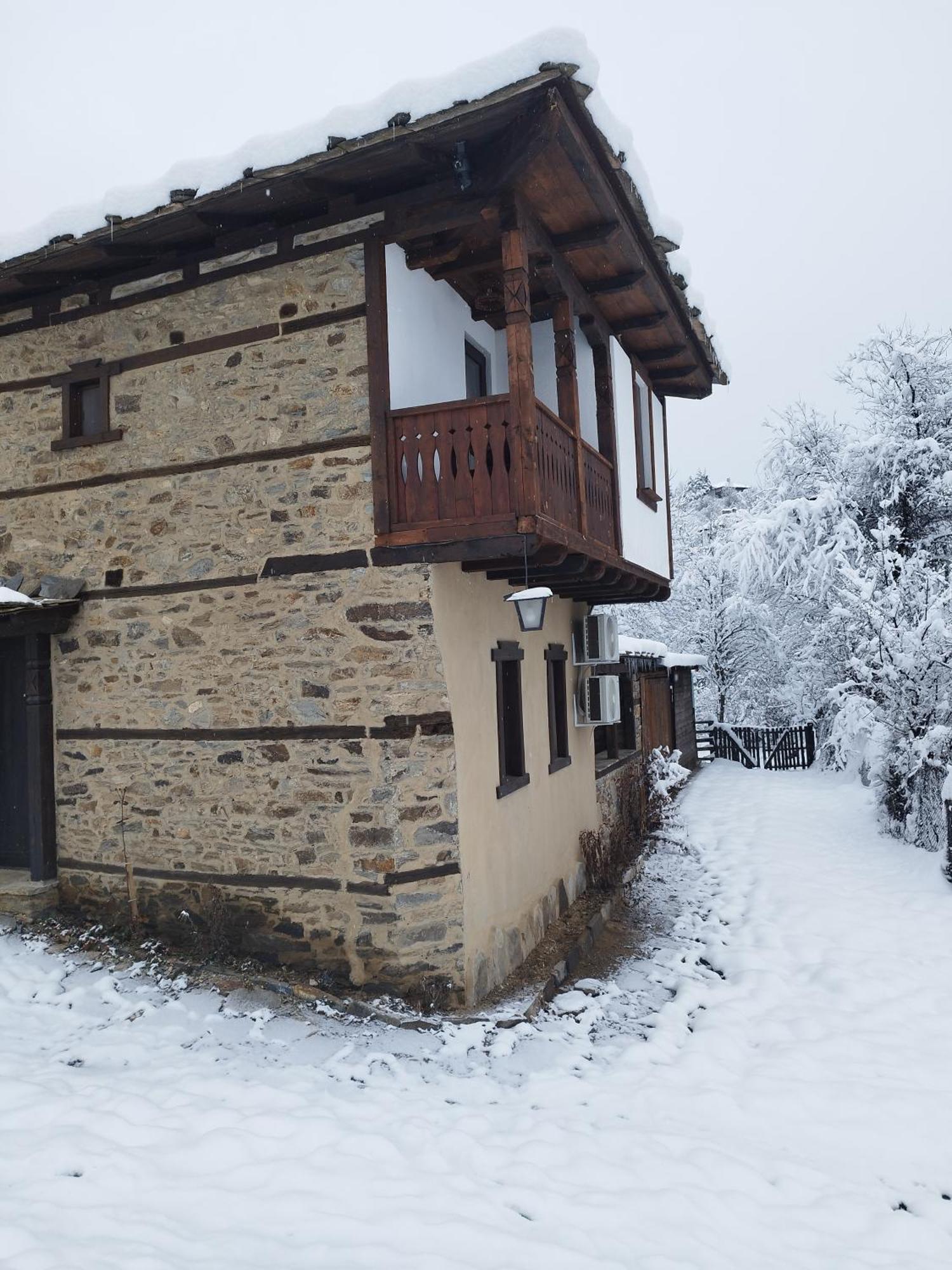 Семеен Хотел Скендерова Къща Lešten Exteriér fotografie