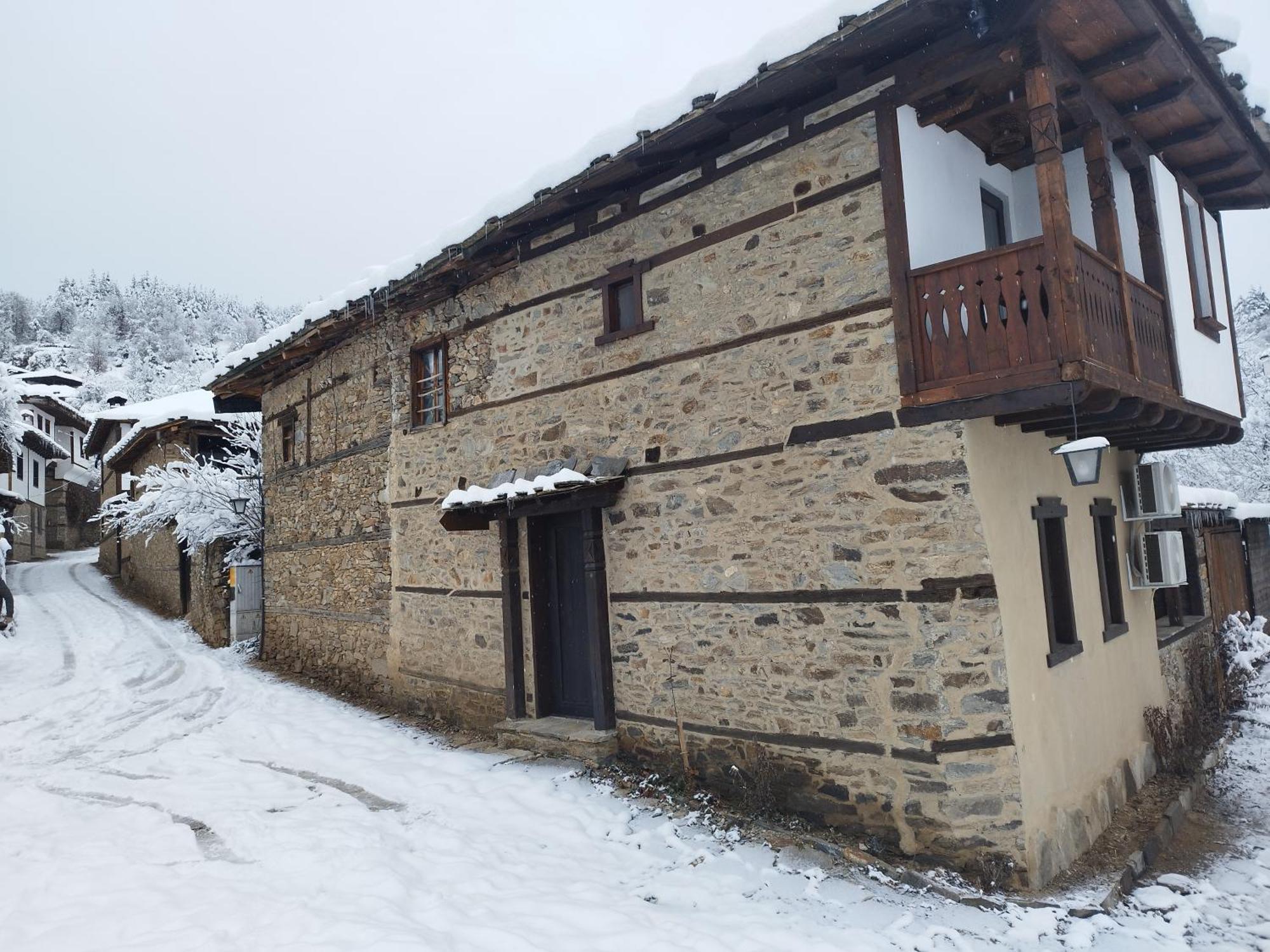 Семеен Хотел Скендерова Къща Lešten Exteriér fotografie